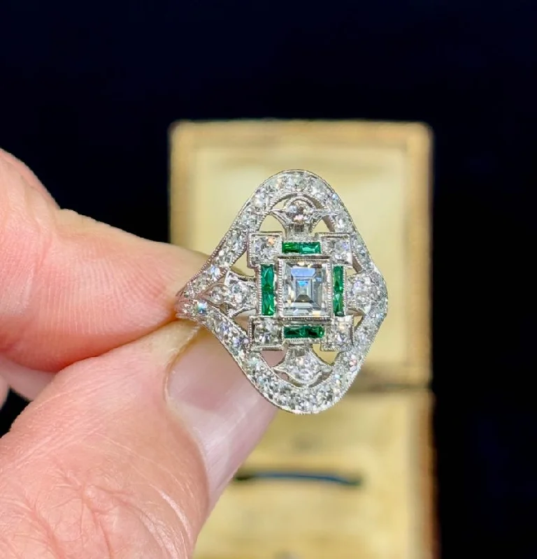 High-End Silver Ring-Art Deco Diamond Cluster Ring with Emeralds in Platinum